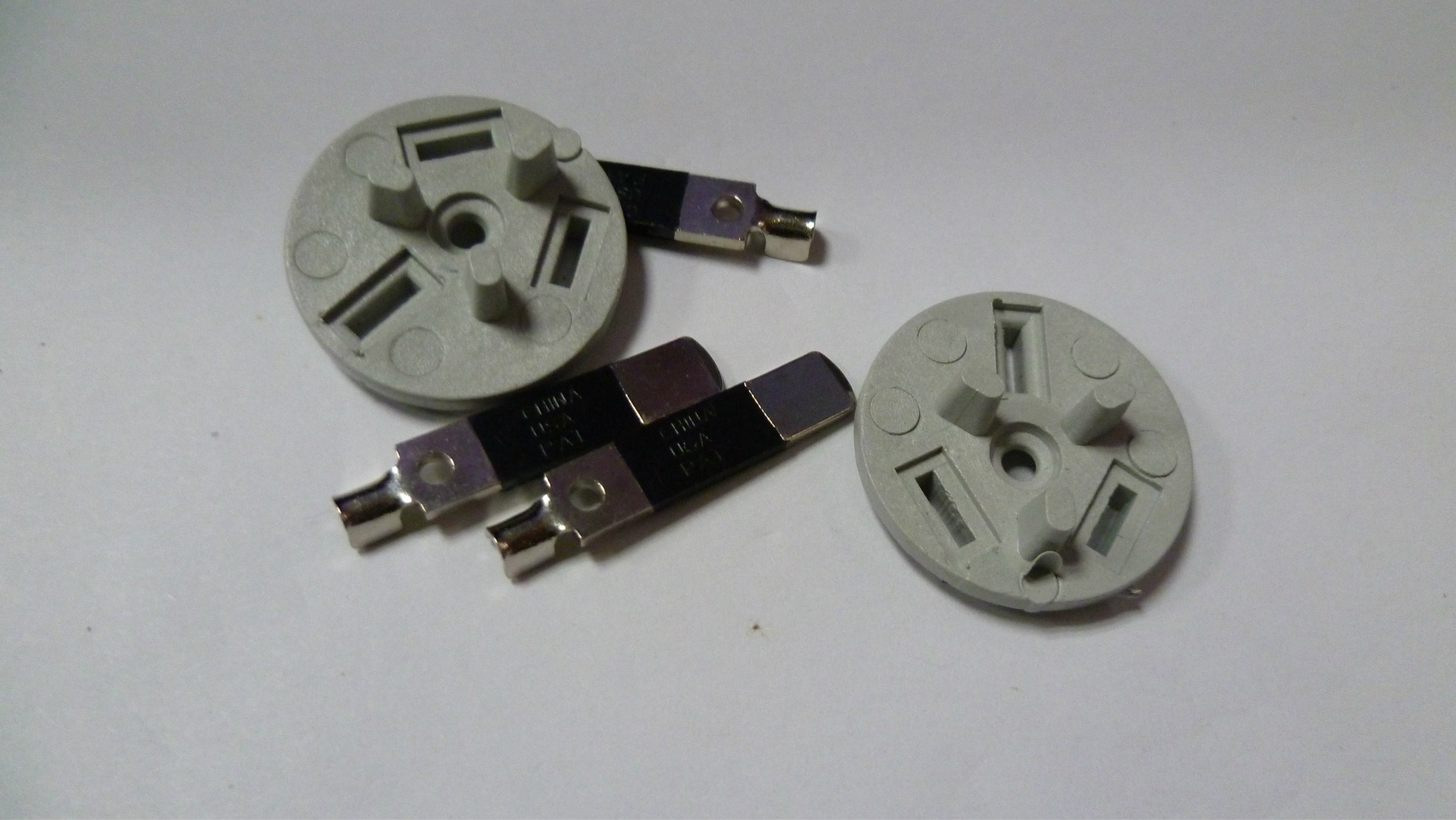 本实用新型提供一种可快速切换方向的新能源车电池连接片注塑模具