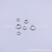 我战机紧咬其中一架飞机