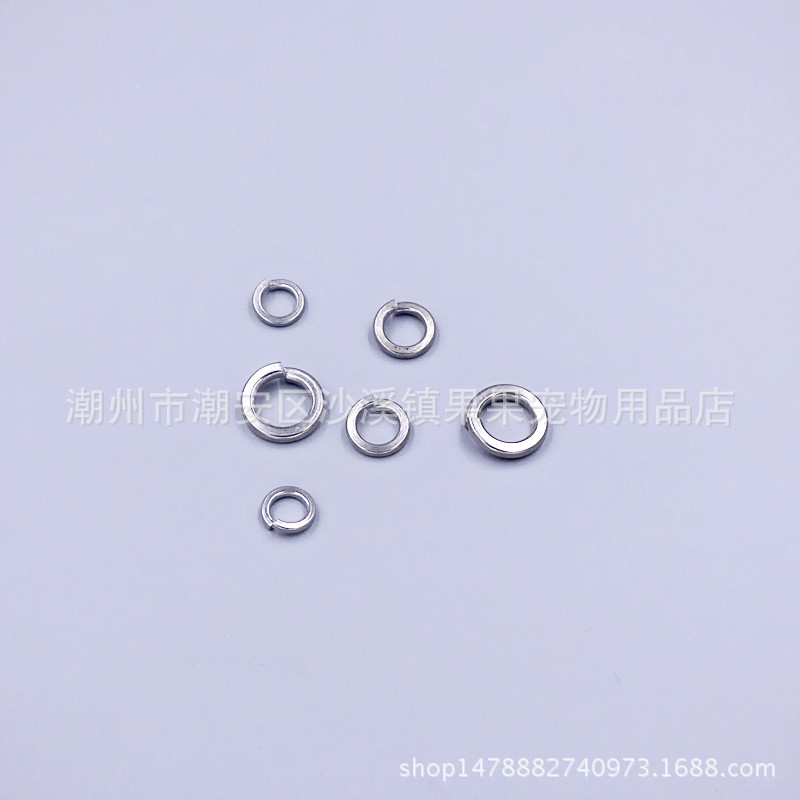 我战机紧咬其中一架飞机