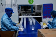 一袋袋塑料原材料脱包消毒进入仓库