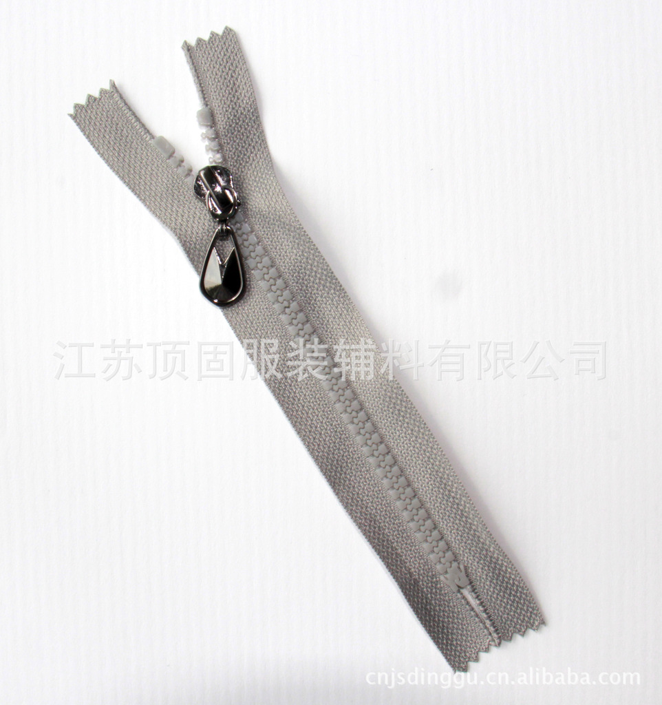 本发明提供了一种闭口闪点≥70℃(满足普通货物运输标准)、不含氟元素、且无色无味的高性能防水剂及其制备方法