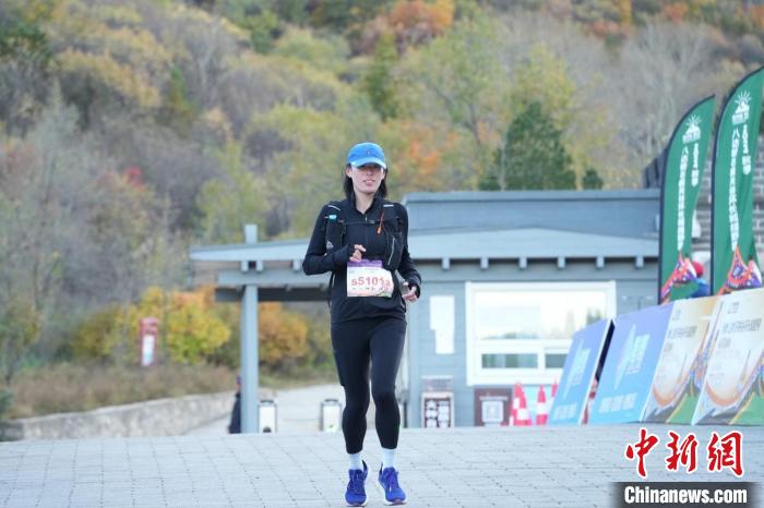 1500余名选手在北京八达岭石峡关谷环长城越野赛