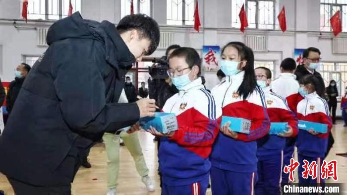 国家体育总局向高亭宇母校伊春市南岔县东方红