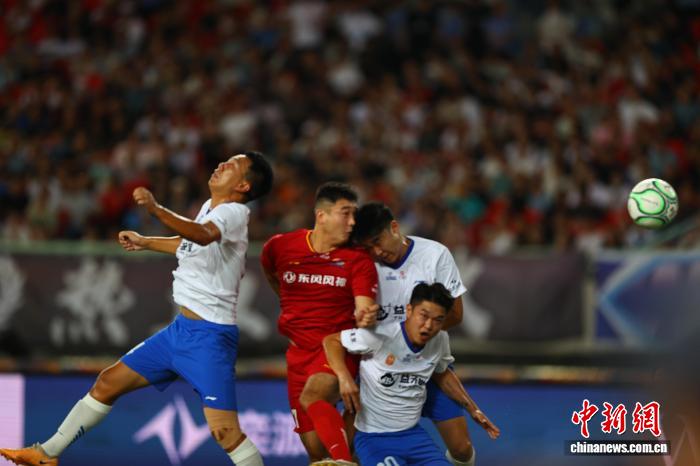 武汉汉超揭幕战吸引4万名球迷，江夏区2-1逆转击