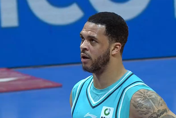 上海队力克青岛豪取七连胜冲上积分榜榜首