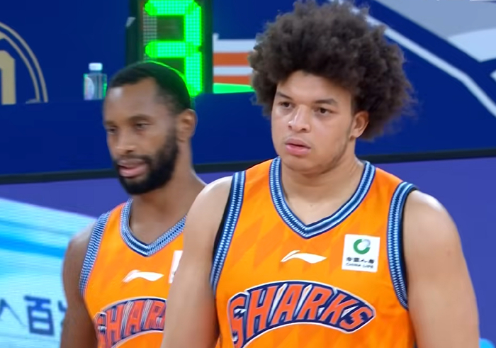 上海队力克青岛豪取七连胜冲上积分榜榜首