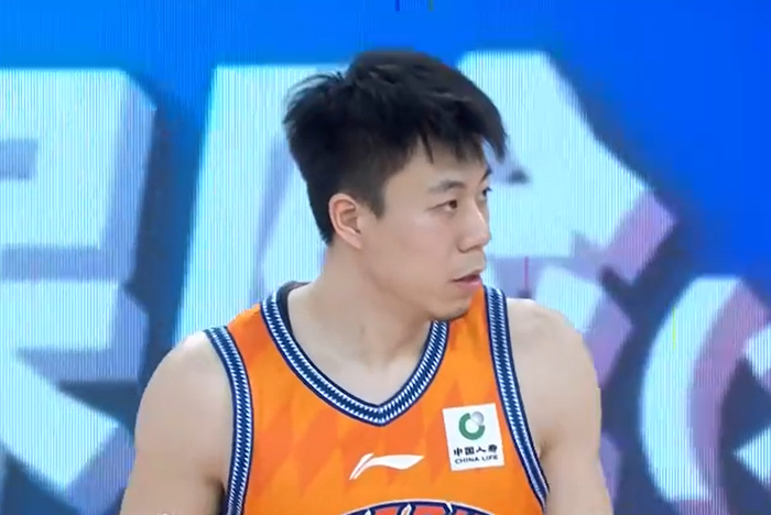 上海队力克青岛豪取七连胜冲上积分榜榜首