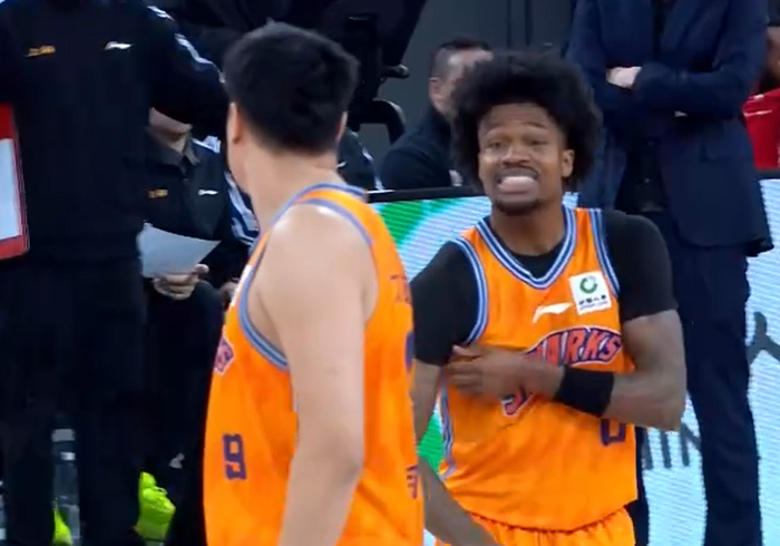 上海队力克青岛豪取七连胜冲上积分榜榜首