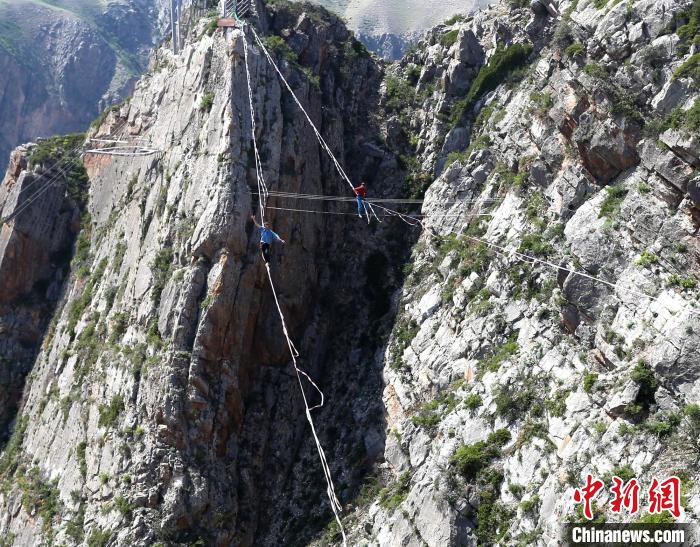 新疆首届高空扁带赛300米云端对决13名顶尖选手挑