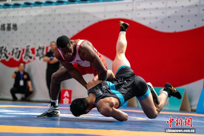 2026新疆首届大湖杯摔跤赛开幕 多国选手齐聚呼图