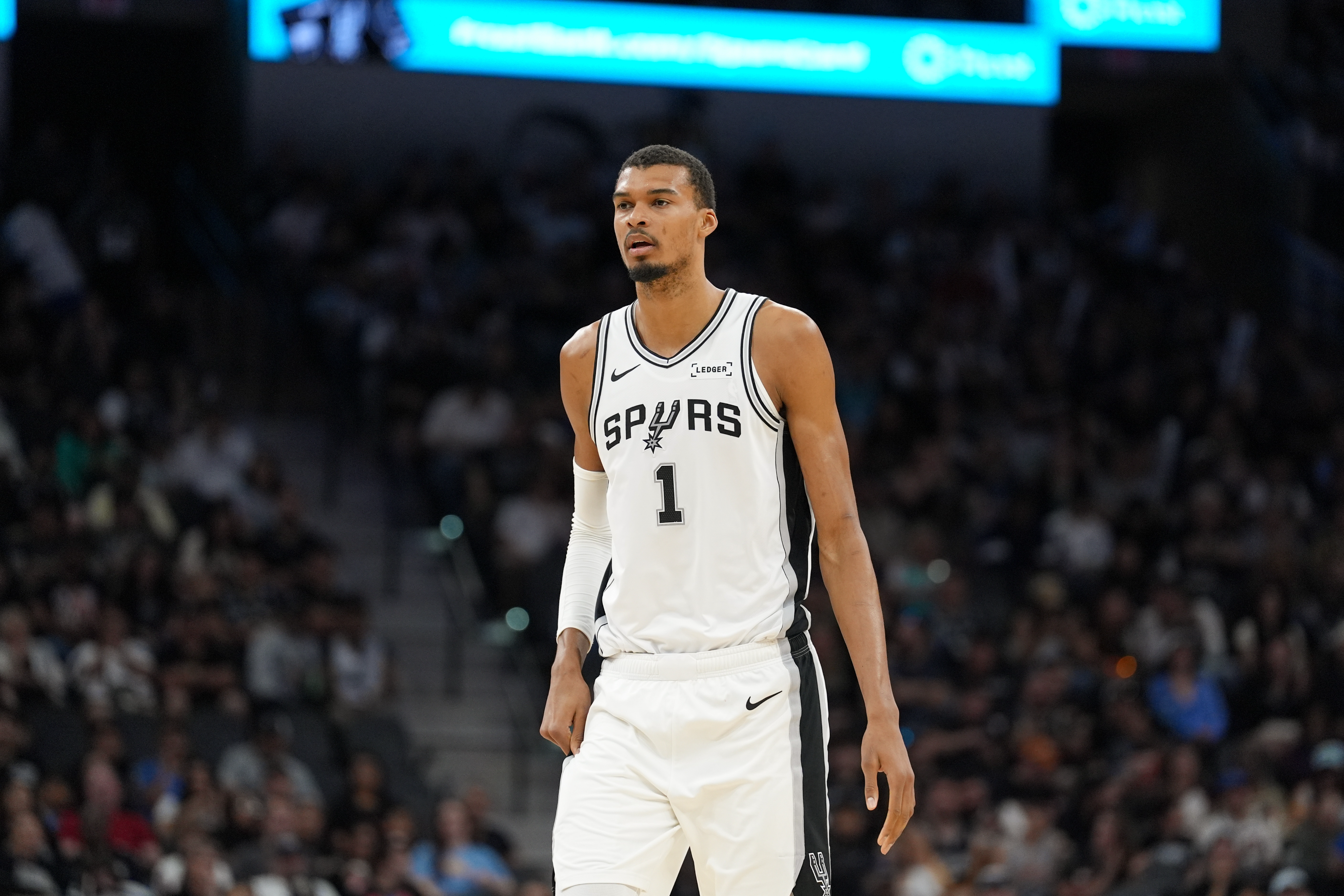 文班亚马两战41分助马刺客场大胜勇士豪取10连胜