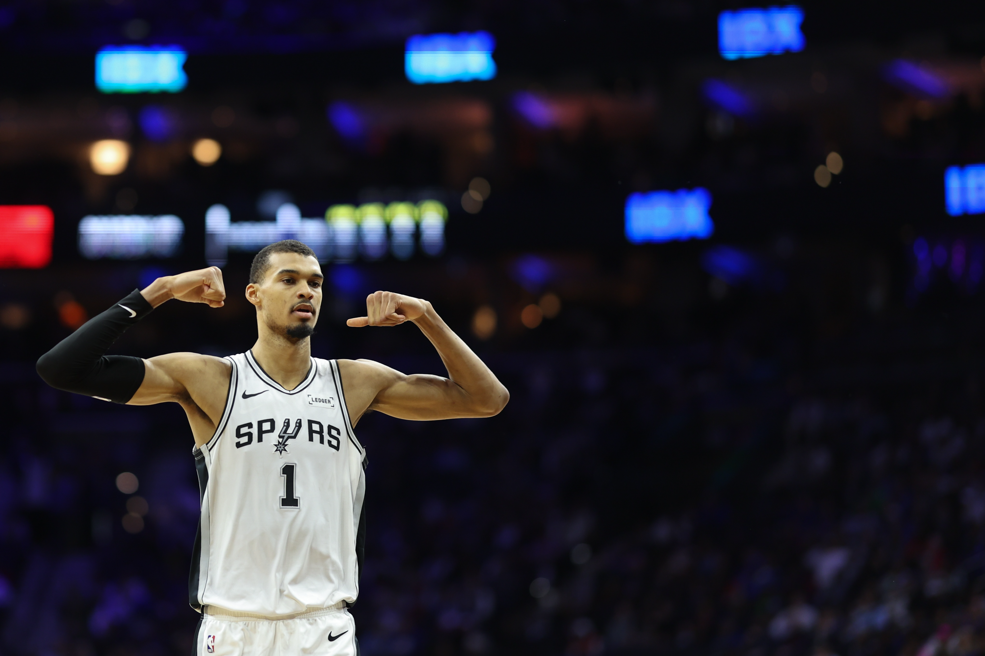 文班亚马两战41分助马刺客场大胜勇士豪取10连胜