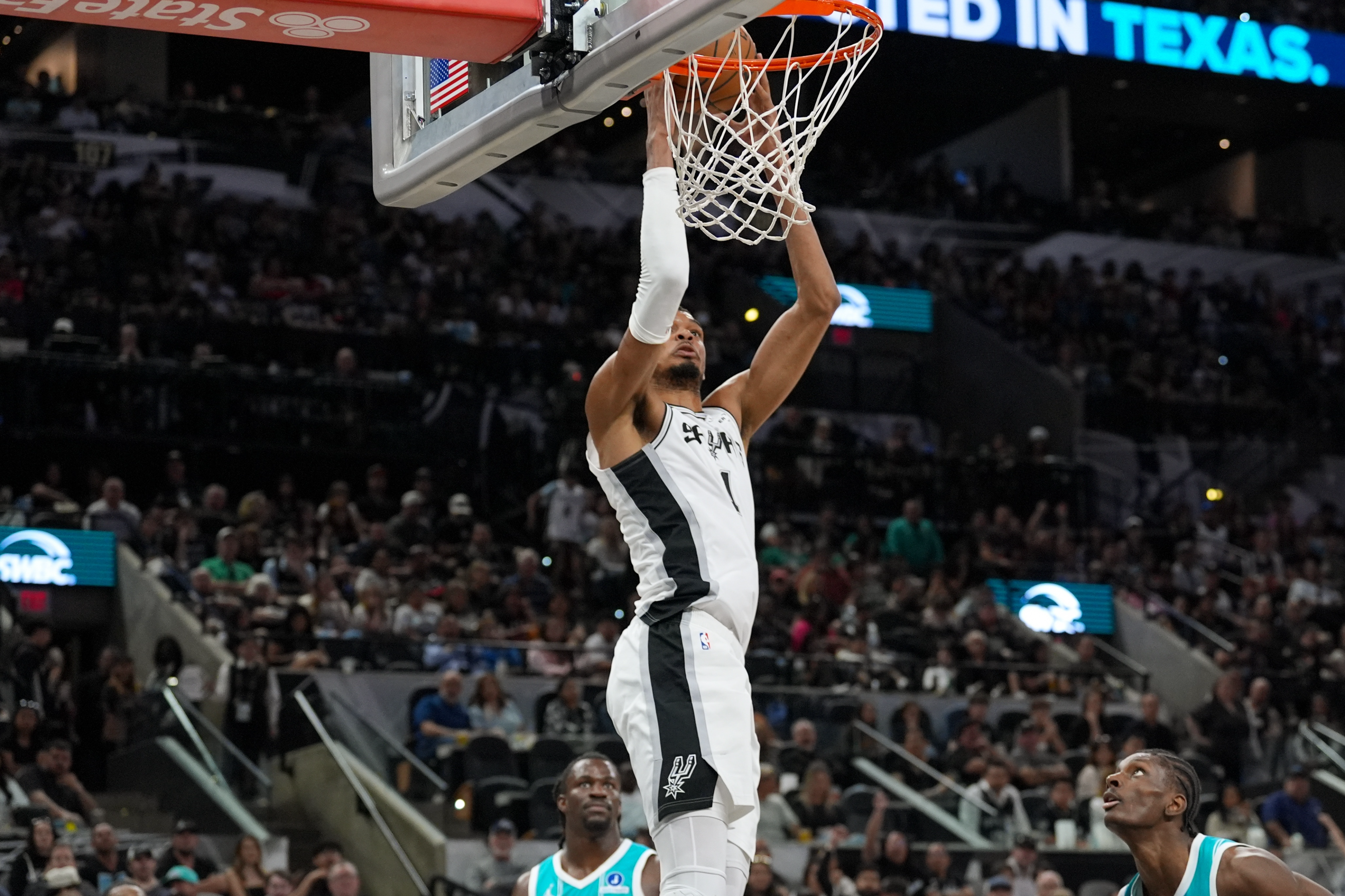 文班亚马两战41分助马刺客场大胜勇士豪取10连胜