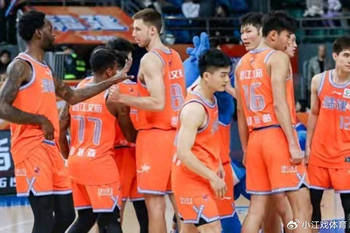 福建男篮连胜三场引热议 皮特森成关键先生