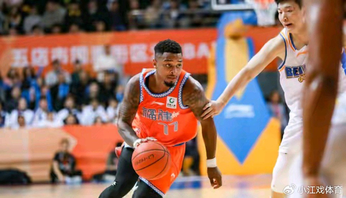 福建男篮连胜三场引热议 皮特森成关键先生