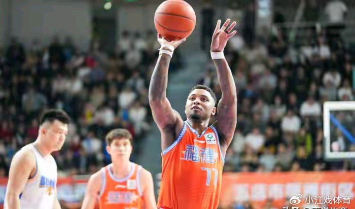 福建男篮连胜三场引热议 皮特森成关键先生