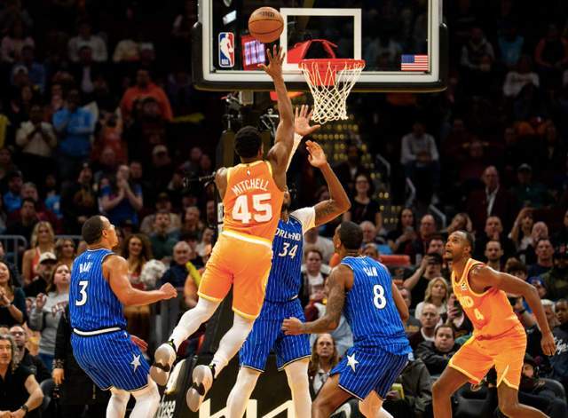 米切尔关键抛投锁定胜局 骑士力克魔术终结4连败