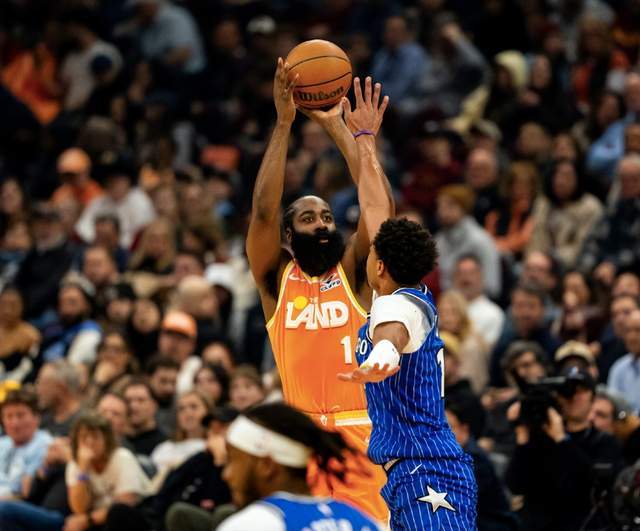 米切尔关键抛投锁定胜局 骑士力克魔术终结4连败