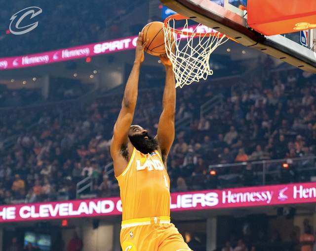 米切尔关键抛投锁定胜局 骑士力克魔术终结4连败