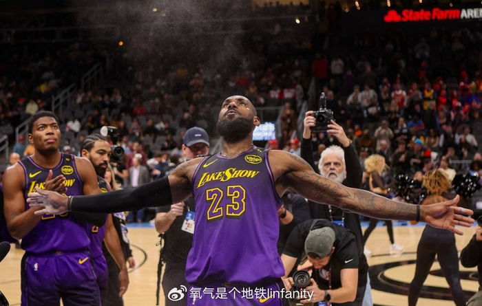 库克直言湖人更衣室氛围胜勇士：詹姆斯凝聚全