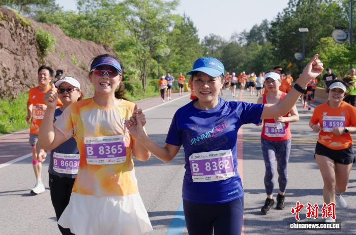 2026鹰潭龙虎山马拉松近万跑者畅游丹霞山水